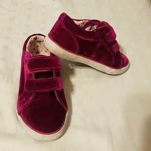 Toddler size 9 velcrow shoe cat & jack brand